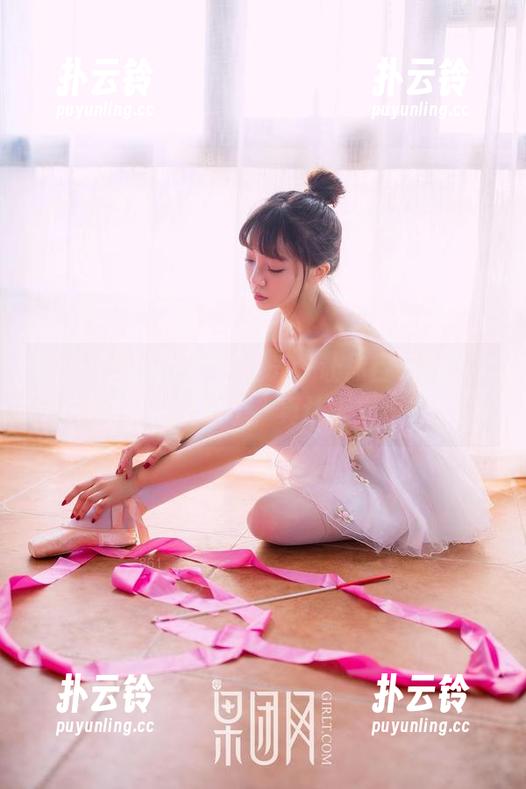 GIRLT果团网 - 无圣光，让你目光聚焦在莫雅淇的长腿上，真让人忘烦恼。