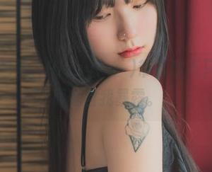更新的图包里，Hizzy(히지)带着你不只是去旅行而是自我暴露。