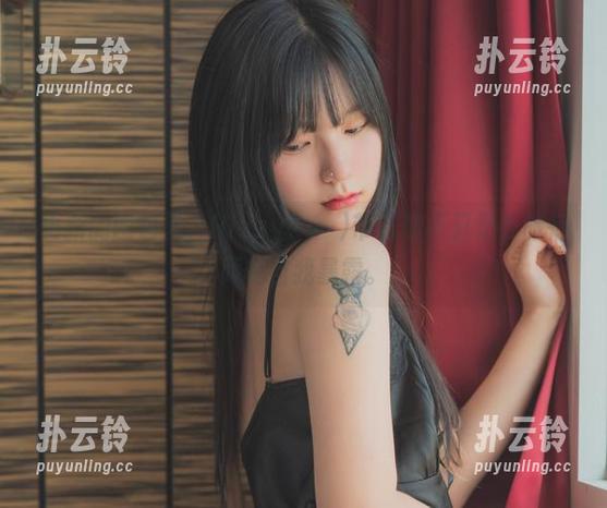 更新的图包里，Hizzy(히지)带着你不只是去旅行而是自我暴露。