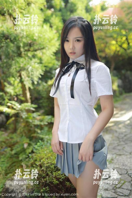 MFStar模范学院 - 泳池里的陈思雨Mango，隐隐透露出一种“我很会游”又“我很会拍”的气场，这组私拍美图不错哦！