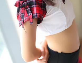细腻的ROSI白裙写真，下载时记得放慢呼吸，被美丽震撼的我实在没法自拔。