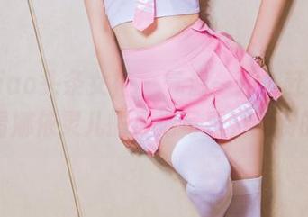 TouTiao头条女神 - 气温一升，赶紧来看看娜依灵儿的泳池写真，免费的