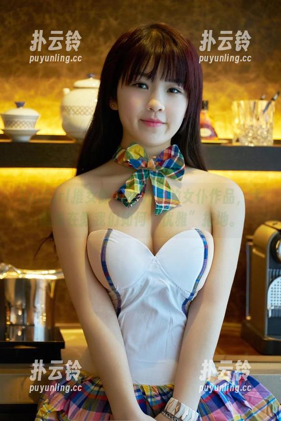 TuiGirl推女郎 - 小九九的女仆作品，大概是在教我们如何“优雅”拖地。