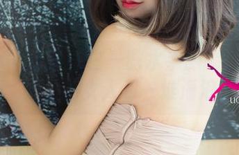 UGirls尤果网 - 白一晗水手服精选：一个好看的女人和一堆海浪