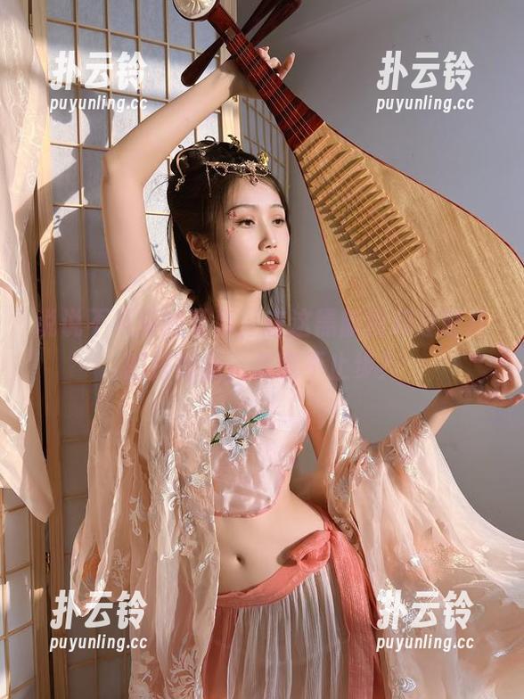 说说不呆猫的写真，在这黑旗袍和过膝袜的搭配里，怎能不止步？