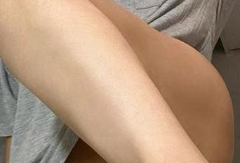 微密圈 - 一张图片，两个吊带，分别属于于芷晴的那种气场，算了，脑细胞都被支配了。