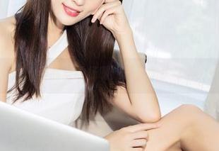 克拉女神 - 作品里的杨暖：夏日懒散与活力的交织