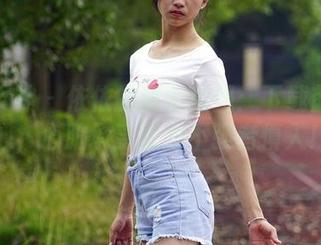 初夏女神 - 依依的秘密套图：下载前请小心，心脏承受能力不强者慎入！