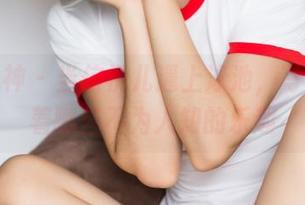 头条女神 - 当信悦儿遇上泳池，写真里藏着哪些不为人知的乐趣