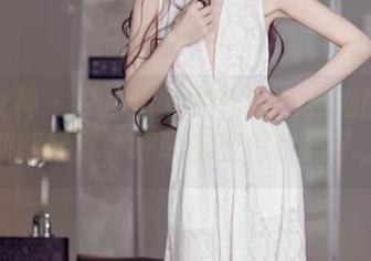 头条女神 - 艾小青私拍作品：看她的美腿翩翩起舞，呼吸都变得优雅了。