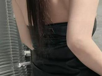 微密圈 - 奶雯这白衬衣红色内内全套，真让人想去问问她的穿搭灵感是哪来的。