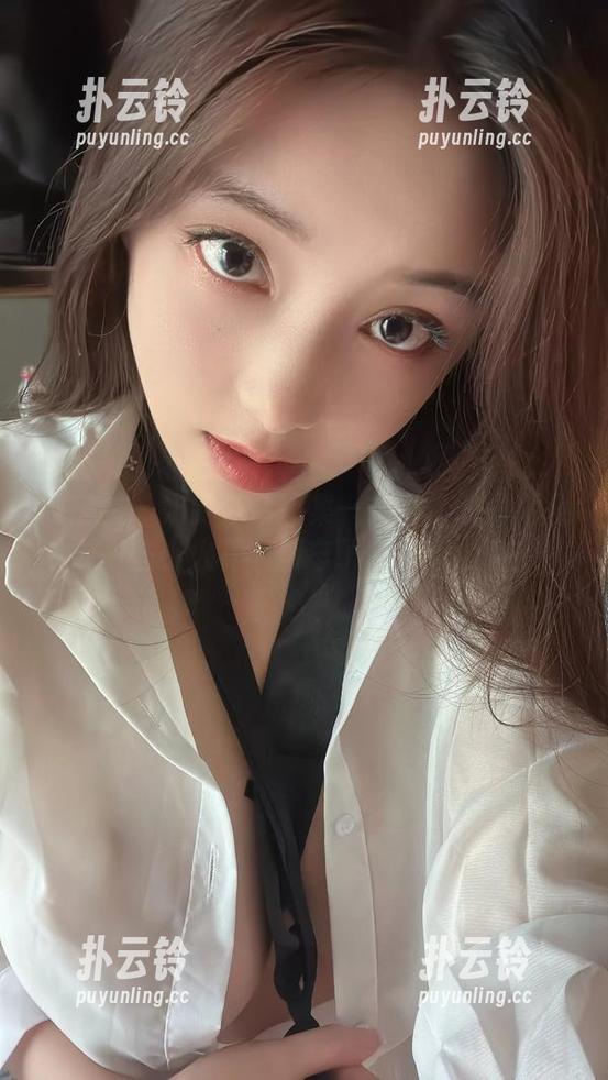 微密圈 - 奶雯泳装图集——当你的屏幕需要一些小火花，别忘了“下载”哦！