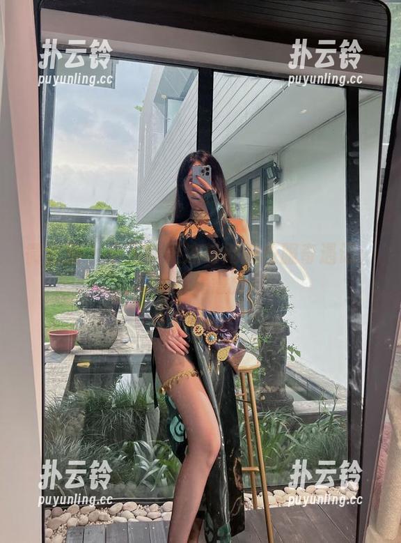 微密圈 - 小玉吃果冻与她的校服奇遇记：写真集随意分享