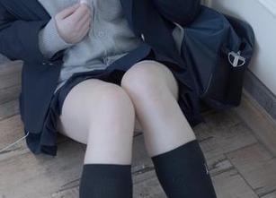 美图不断：少女秩序送上的沙发过膝黑丝，有种让人想躲在沙发上的冲动。