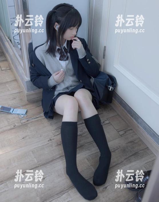美图不断：少女秩序送上的沙发过膝黑丝，有种让人想躲在沙发上的冲动。