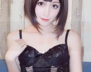滑起来、小心摔哦——木之本果高跟鞋写真集