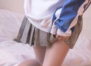 森萝财团 - 小满的白裙写真，精选自恰好升起的微风和一丝羞涩