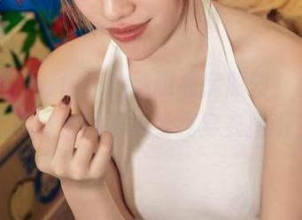 爱丝 - 打开何冉的透明私房原图，真要问，这背景能不能给我穿衣指南？