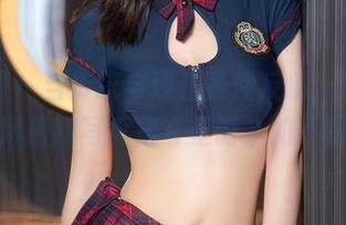 秀人网 - 当传统与现代条件反射，麦琪绫冰激淋最新写真集《圣诞》的不羁尝试