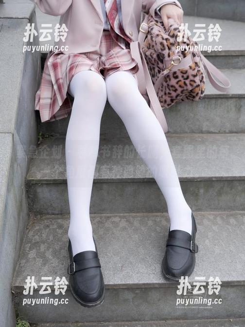 紧急企划 - 看林书辞的长腿，套图里的每一个角度都有种隐隐的吸引力。