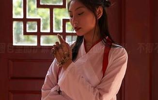蜜桃社 - 图包里的伊琳，穿越教室的那道光，不得不瞄一眼。