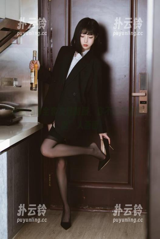 许岚LAN全套灰丝制服，你不能错过的“撩”人画面