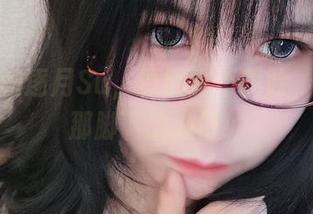 车内篇的逐月Su，原图也不露脸，重点在那脚下的油门！