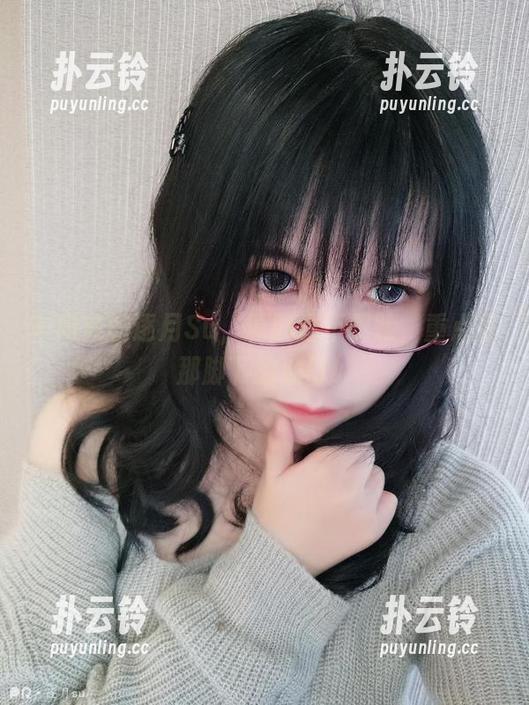 逐月Su 车内篇的逐月Su,原图也不露脸,重点在那脚下的油门!