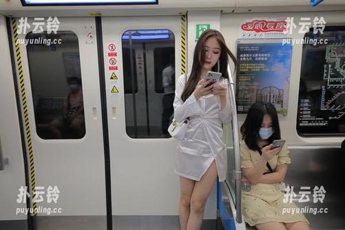 魔镜街拍 - 高清图集里，艾小青的旗袍有点把街道变成了舞台的感觉。