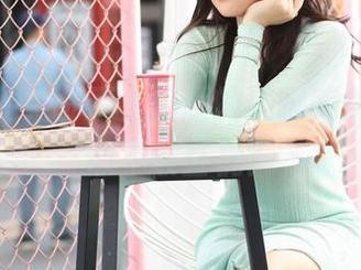 魔镜街拍给你奉上闪耀的美腿美女套图，敢不敢直视？